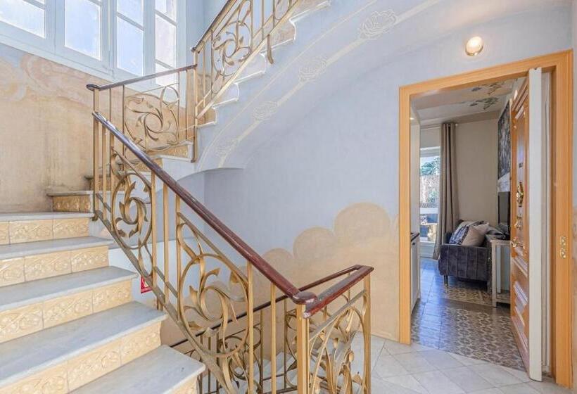 جناح جونيور مزوَّد بتراس, El Petit Palauet