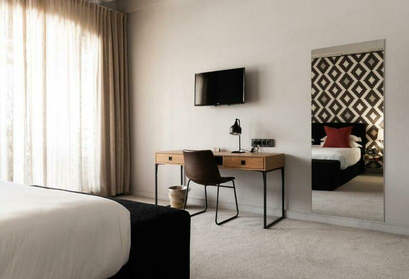 디럭스 룸, Hallmark Hotel By Bon Hotels