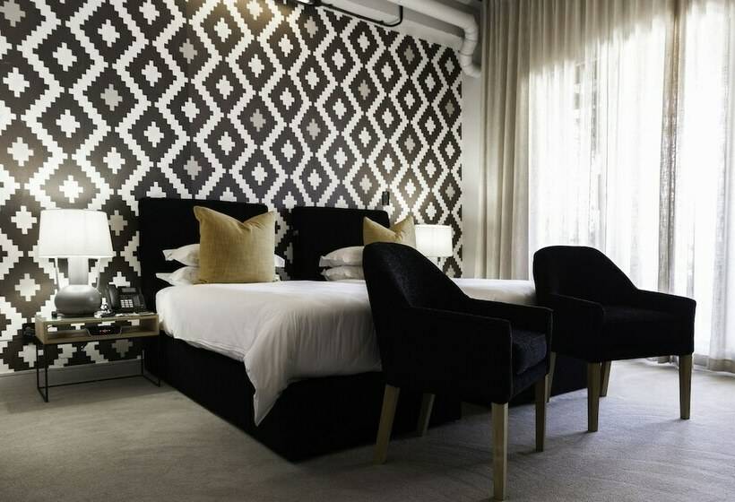 디럭스 룸, Hallmark Hotel By Bon Hotels