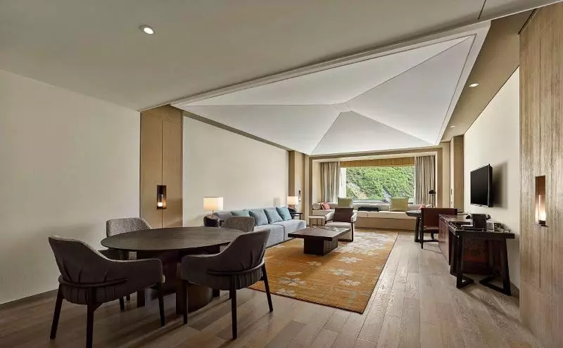 キングサイズベッドのデラックススイート, Hilton Jiuzhaigou Resort