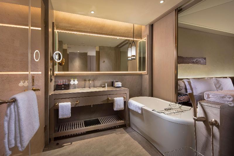 Люкс Deluxe Кровать Кинг, Hilton Jiuzhaigou Resort