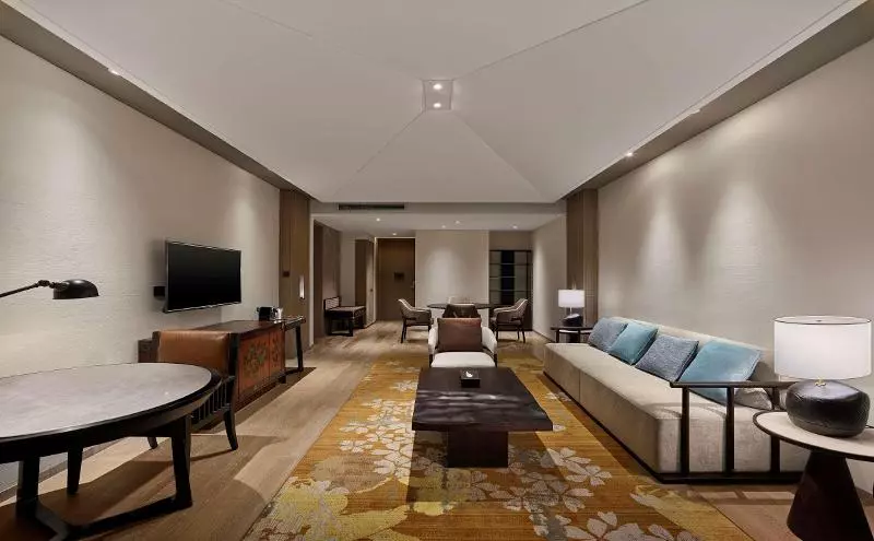 キングサイズベッドのデラックススイート, Hilton Jiuzhaigou Resort