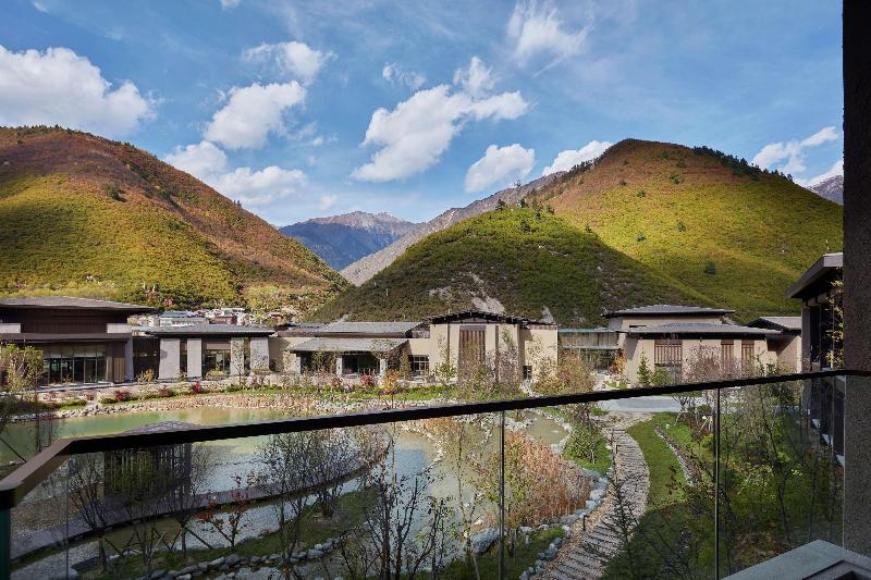 Номер Deluxe с Балконом, Hilton Jiuzhaigou Resort