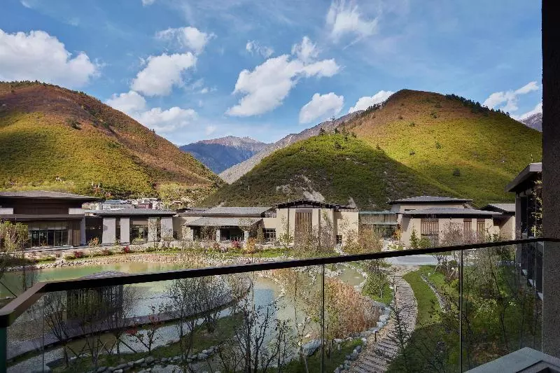 バルコニー付きデラックスルーム, Hilton Jiuzhaigou Resort