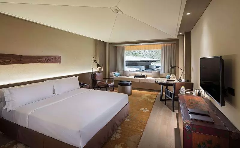 キングサイズベッドのデラックスルーム, Hilton Jiuzhaigou Resort