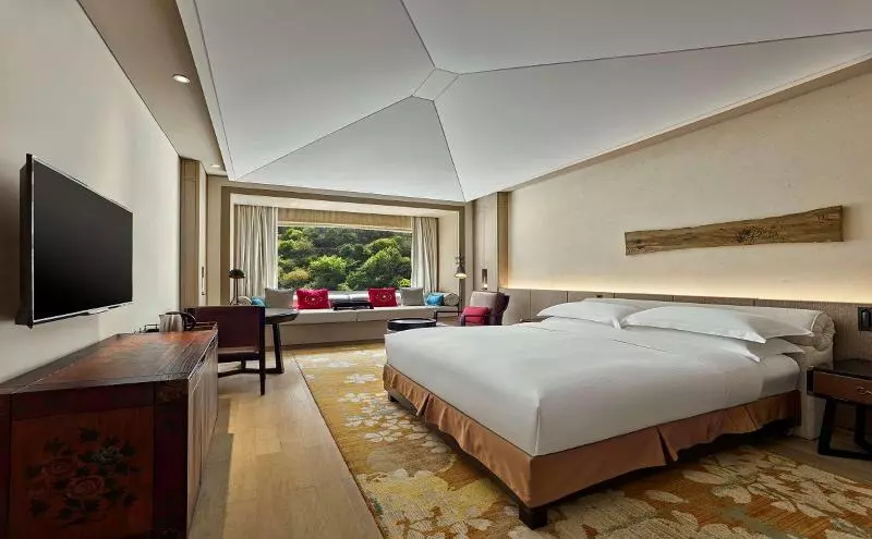 キングサイズベッドのデラックスルーム, Hilton Jiuzhaigou Resort