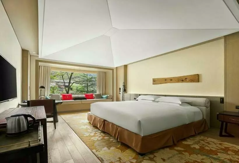 キングサイズベッドのスタンダードルーム, Hilton Jiuzhaigou Resort