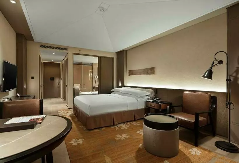 キングサイズベッドのデラックスルーム, Hilton Jiuzhaigou Resort
