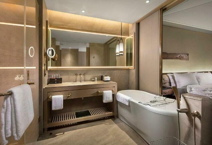 Номер Deluxe Кровать Кинг, Hilton Jiuzhaigou Resort