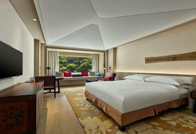 Номер Deluxe Кровать Кинг, Hilton Jiuzhaigou Resort