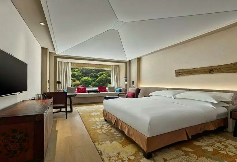 キングサイズベッドのデラックスルーム, Hilton Jiuzhaigou Resort