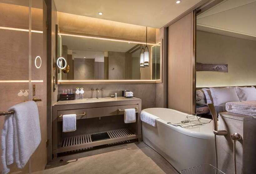 Номер Deluxe Кровать Кинг, Hilton Jiuzhaigou Resort