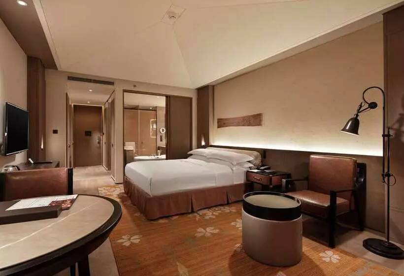 キングサイズベッドのデラックスルーム, Hilton Jiuzhaigou Resort