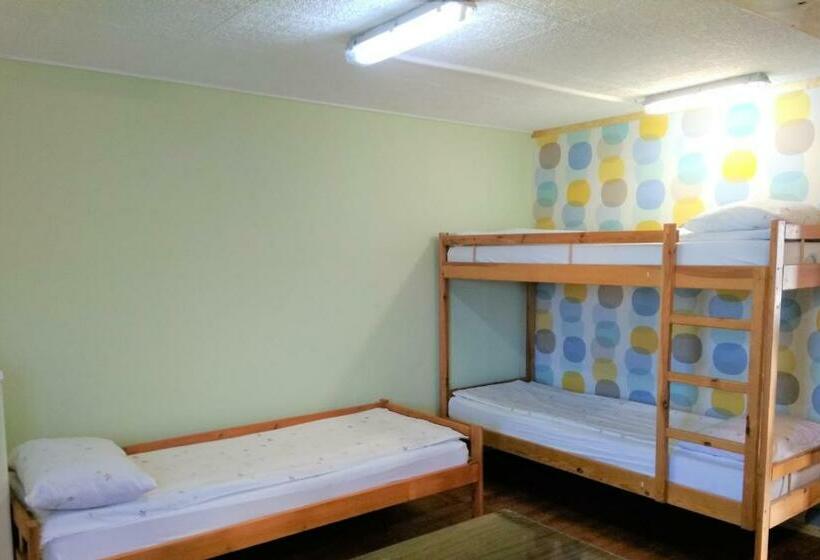 Quarto Quadruplo Estandar Banheiro Compartilhado, Hostel Siennicka
