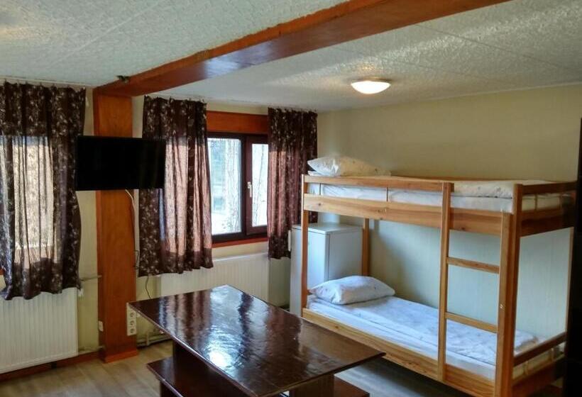 Quarto Quadruplo Estandar Banheiro Compartilhado, Hostel Siennicka