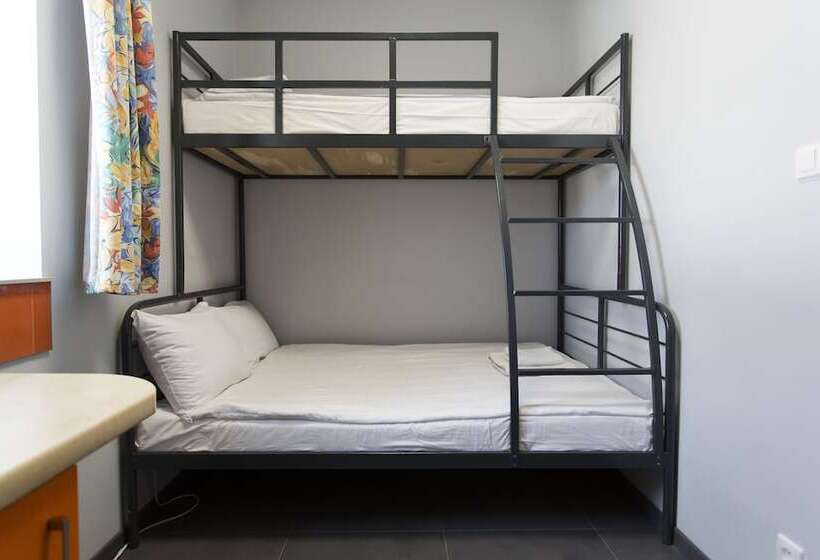 Quarto Triplo Estandar, Hostel Siennicka