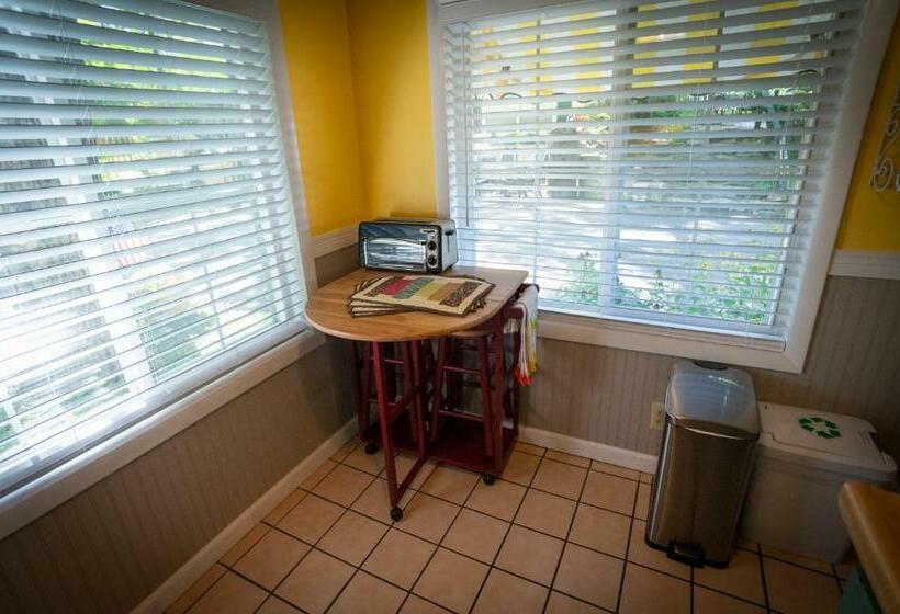 كابينة, Sherwood Court Cottages & Guest Rooms