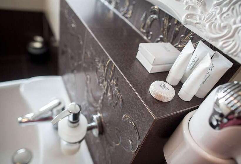 Deluxe Suite, Wodnik