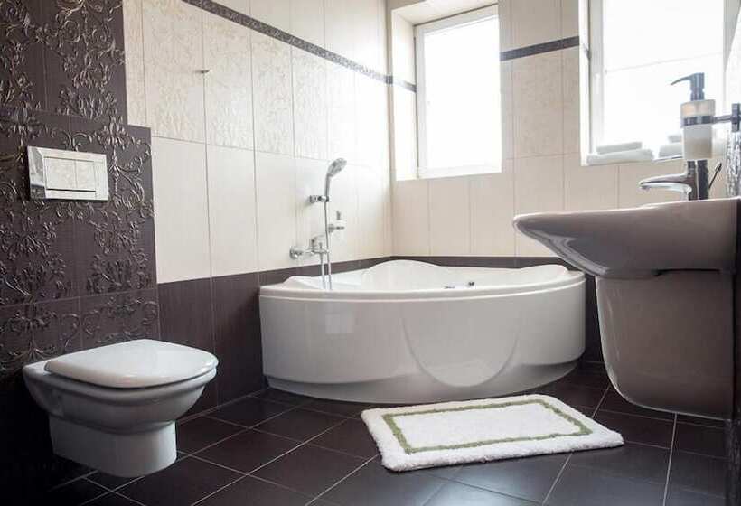 Deluxe Suite, Wodnik