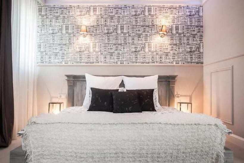 Deluxe Suite, Wodnik