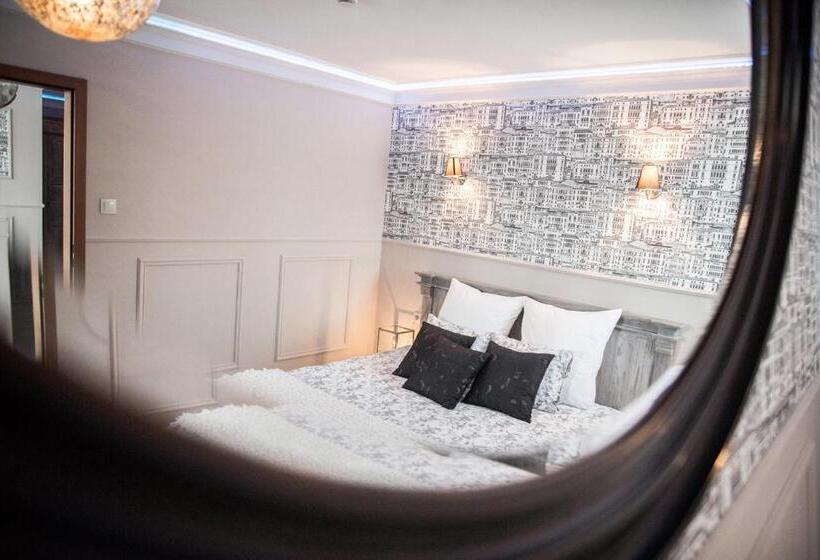 Deluxe Suite, Wodnik