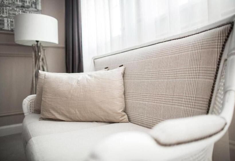 Deluxe Suite, Wodnik