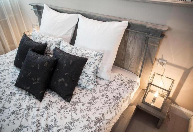 Deluxe Suite, Wodnik