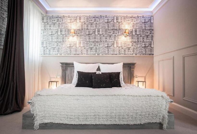 Deluxe Suite, Wodnik