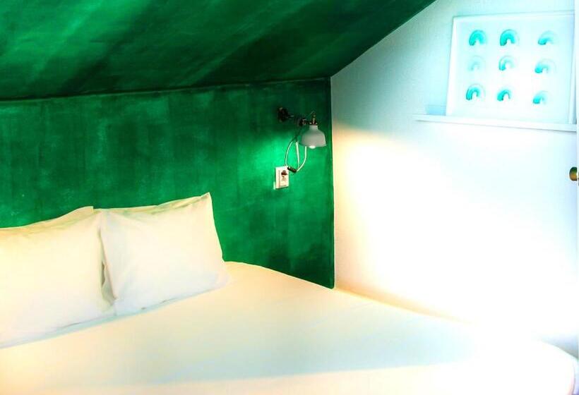 اتاق استاندارد سه نفره, Supernova Hostel & Café
