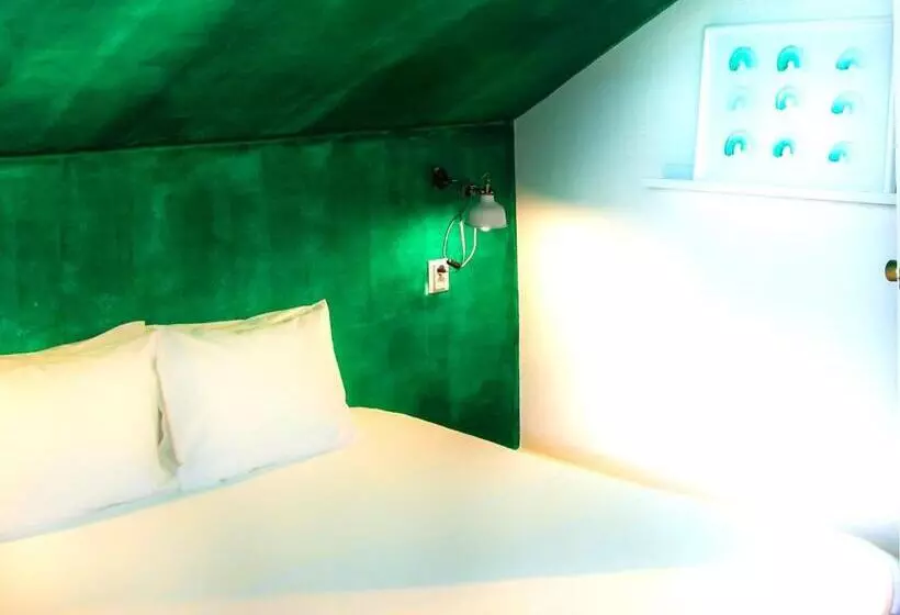 اتاق استاندارد سه نفره, Supernova Hostel