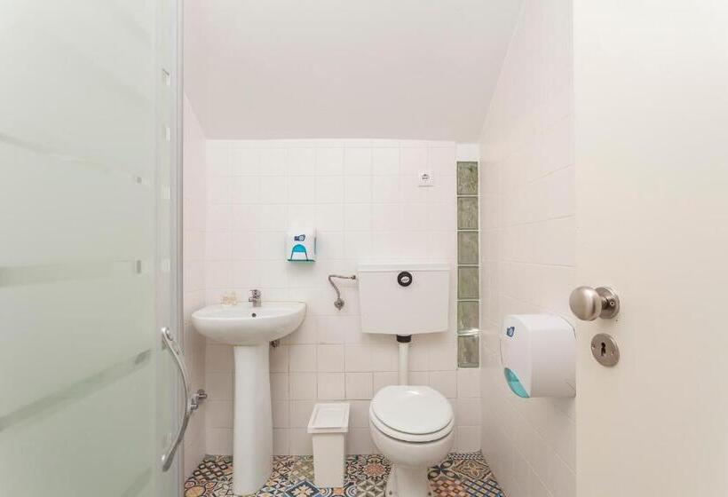 اتاق استاندارد سه نفره, Supernova Hostel & Café