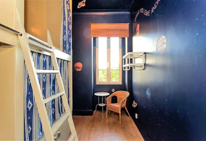 تختخواب در اتاق مشترک, Supernova Hostel & Café