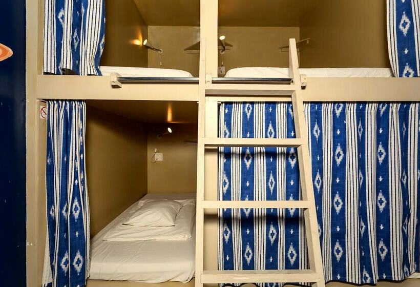 تختخواب در اتاق مشترک, Supernova   Hostel & Café