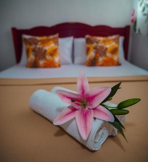バス共有のスタンダードルーム, Amparo S Tourist Inn   Coron