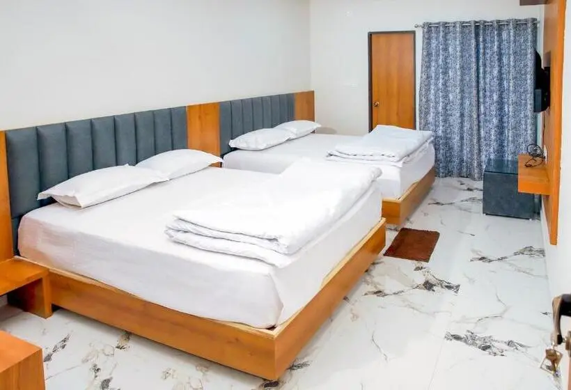 Chambre Quadruple Standard avec Balcon, Kardhar Inn