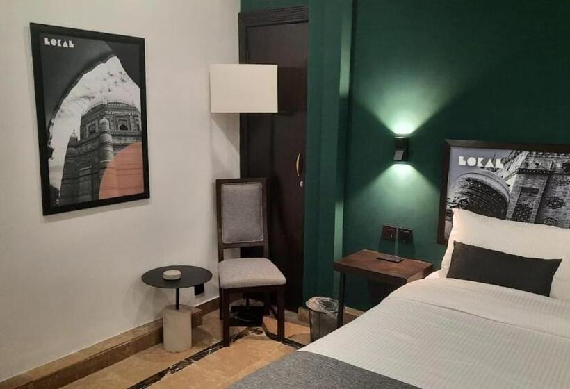 Camera Deluxe, Lokal Rooms X Multan