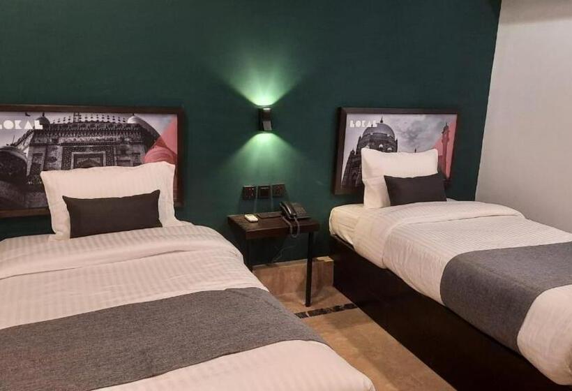 Camera Deluxe, Lokal Rooms X Multan