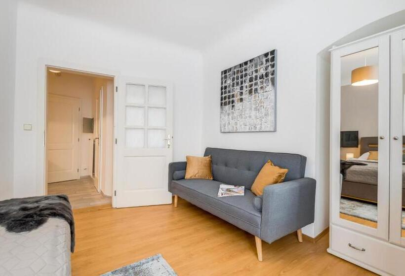 استودیوی استاندارد, King´s Road Residence