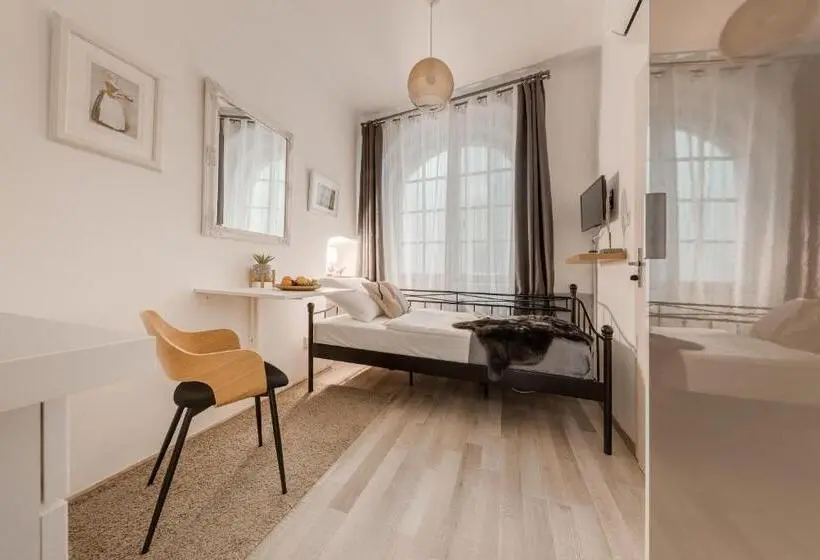 Economy Yhden Hengen Huone, King´s Road Residence