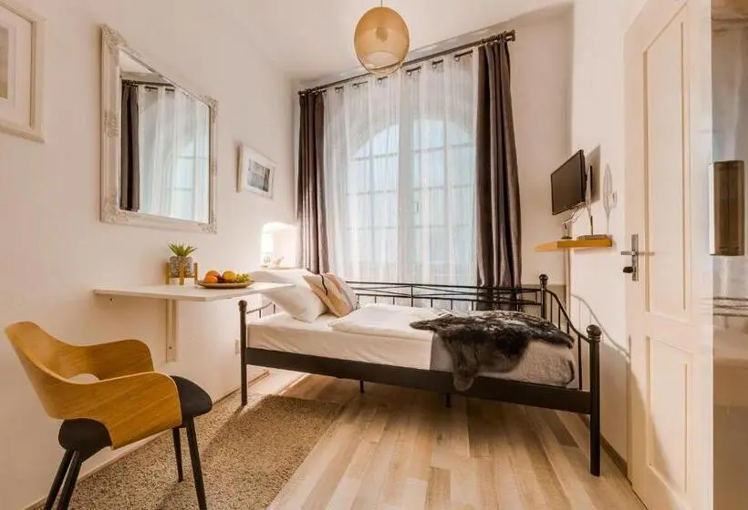 Economy Yhden Hengen Huone, King´s Road Residence