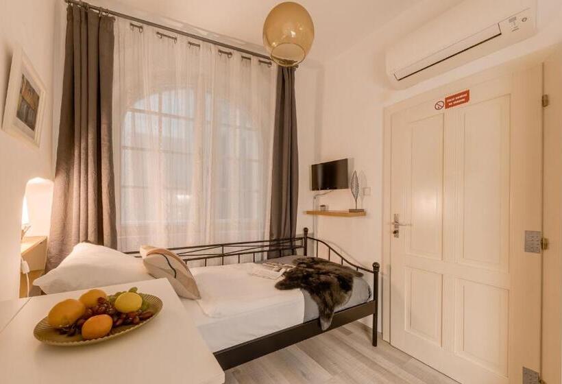 اتاق اکونومی یک تخته, King´s Road Residence