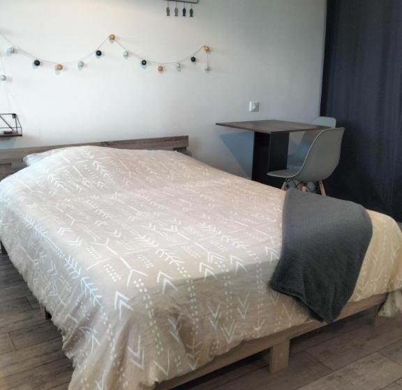 Номер Стандарт, Logement Indépendant Avec Extérieur Privatif Et Clôturé