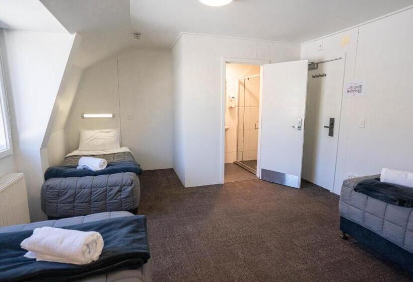 غرفة قياسية ثلاثية, The Brownston Hostel