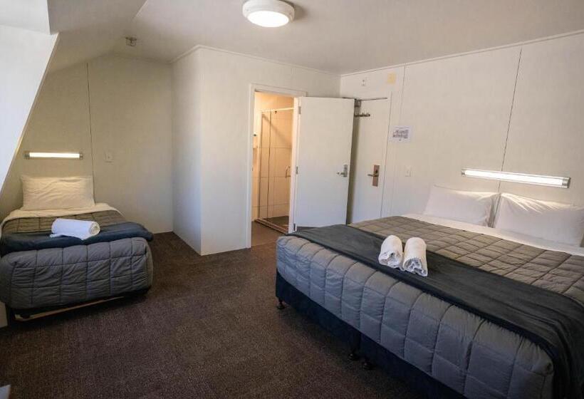 غرفة قياسية ثلاثية, The Brownston Hostel