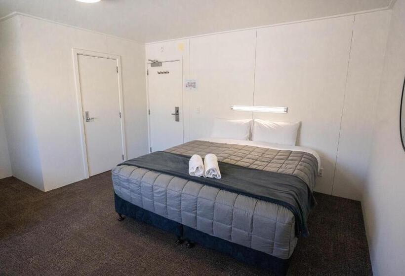 غرفة قياسية ثلاثية, The Brownston Hostel