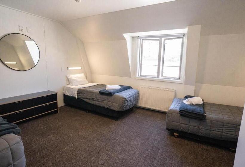 غرفة قياسية ثلاثية, The Brownston Hostel