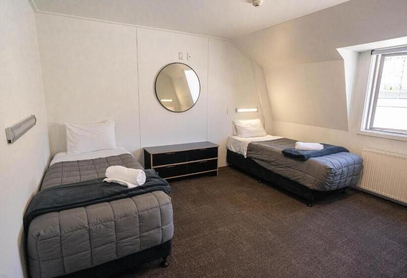 غرفة قياسية ثلاثية, The Brownston Hostel