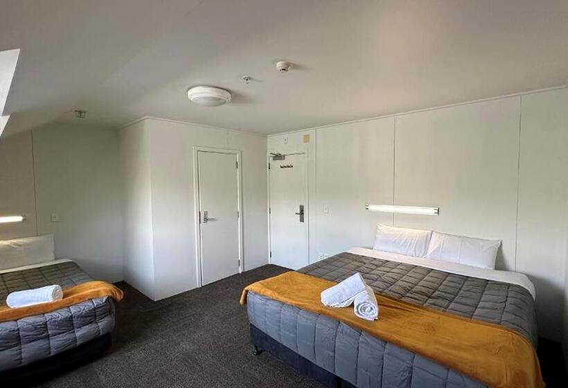 غرفة قياسية ثلاثية, The Brownston Hostel