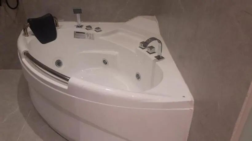 سوئیت با وان آب گرم, ال متعب سويت غرناطة