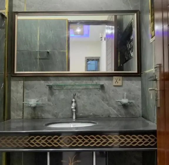 اتاق استاندارد, Gujrat Guest House